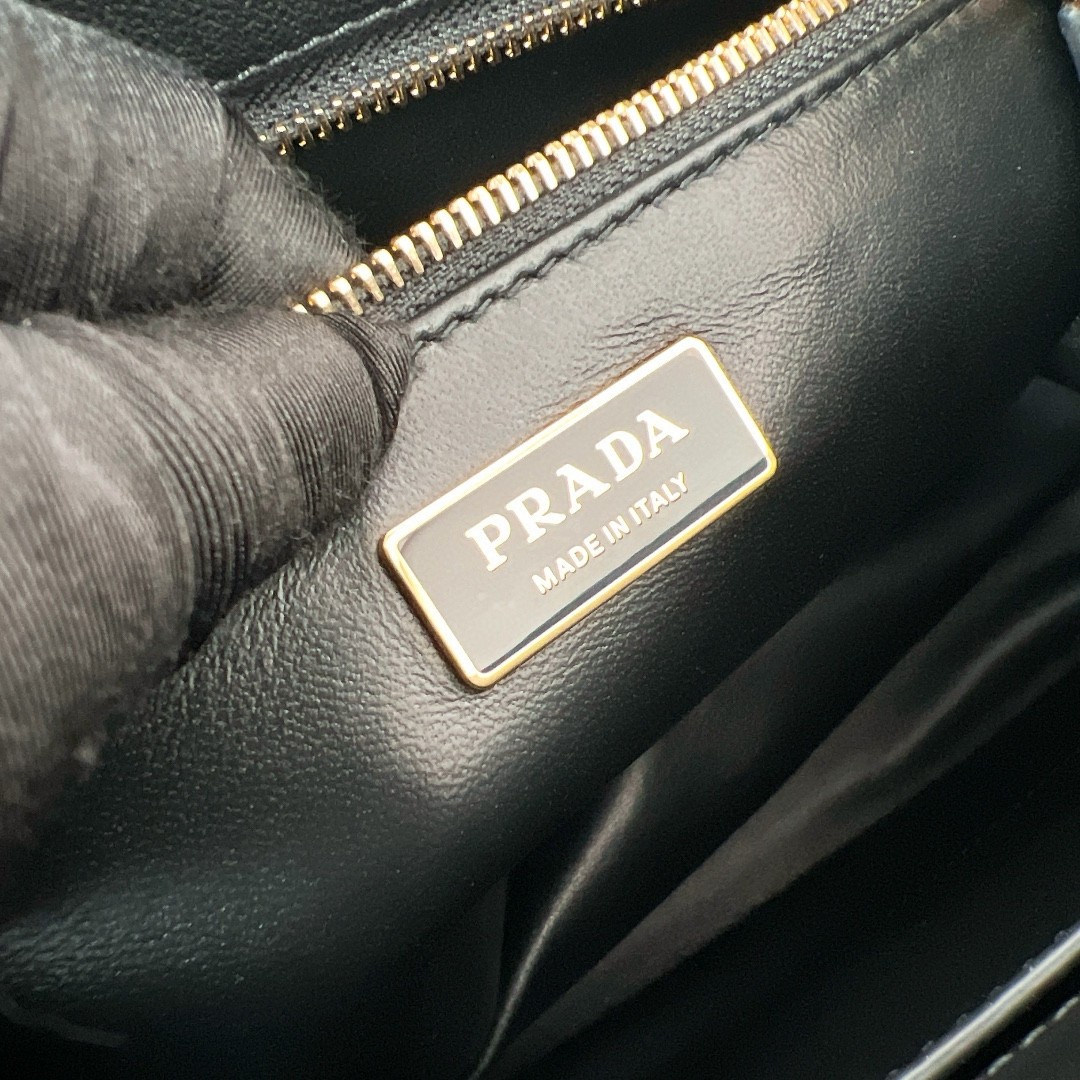 Pra*a galleria large tote bag in black calfskin