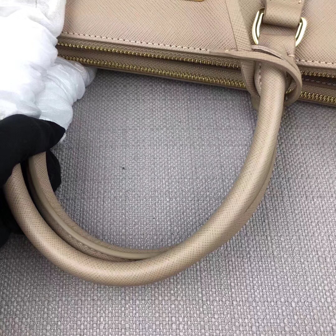 Pra*a medium galleria bag in grey saffiano leather