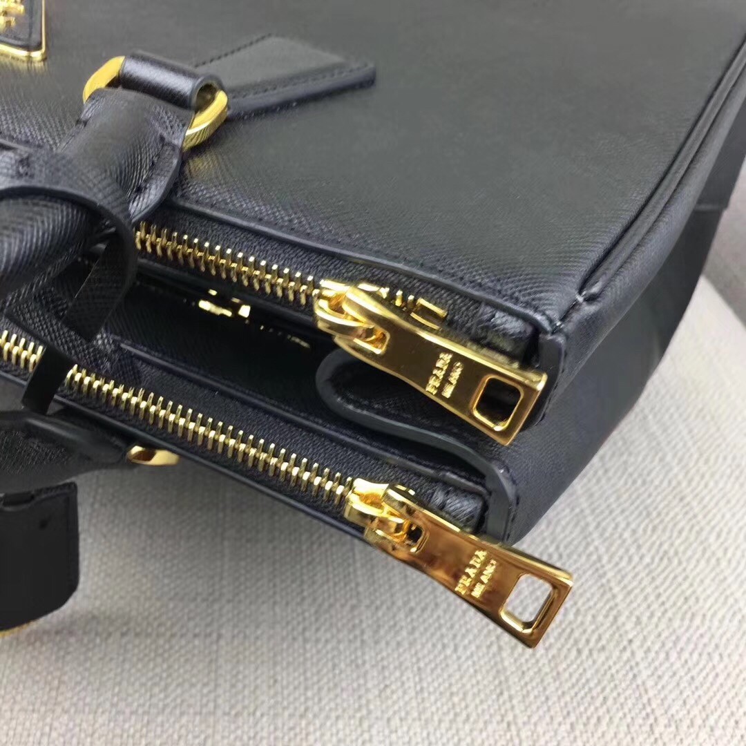 Pra*a medium galleria bag in black saffiano leather