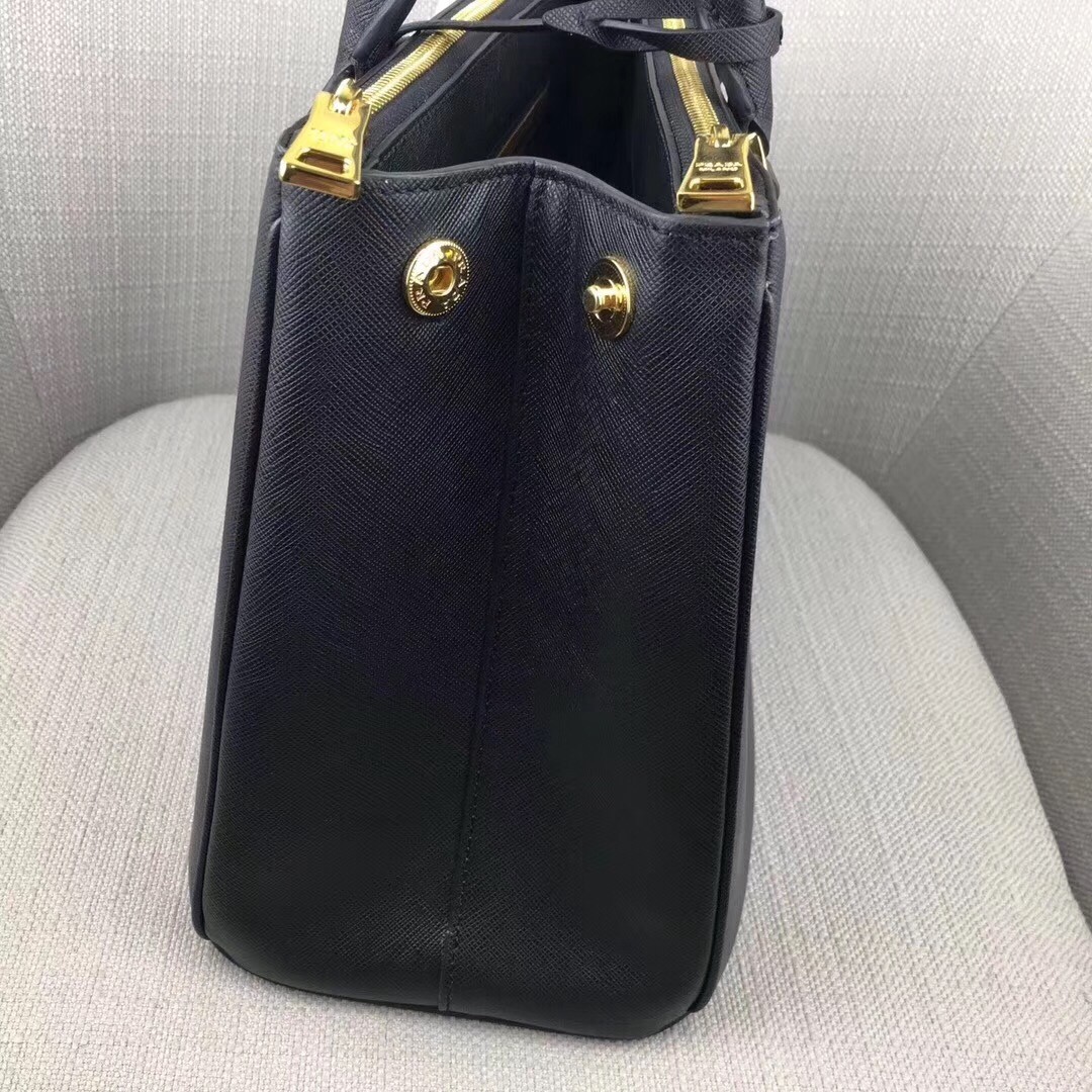 Pra*a medium galleria bag in black saffiano leather