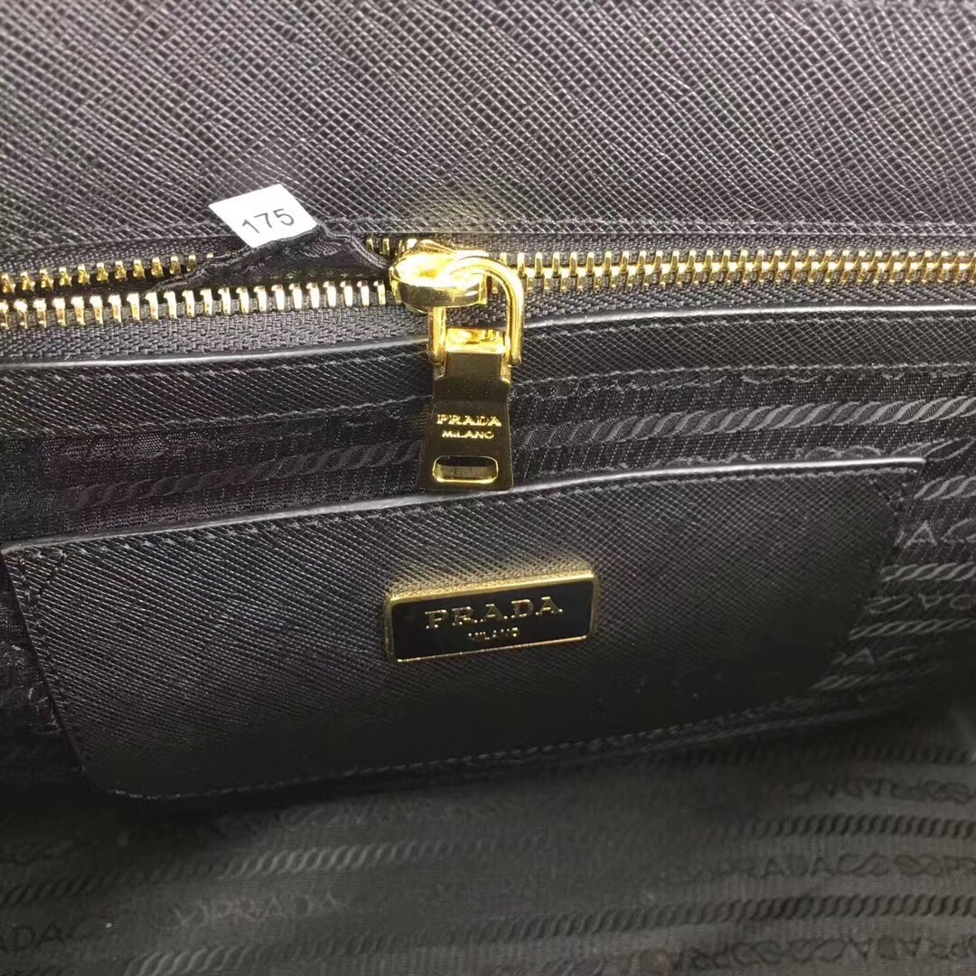 Pra*a medium galleria bag in black saffiano leather