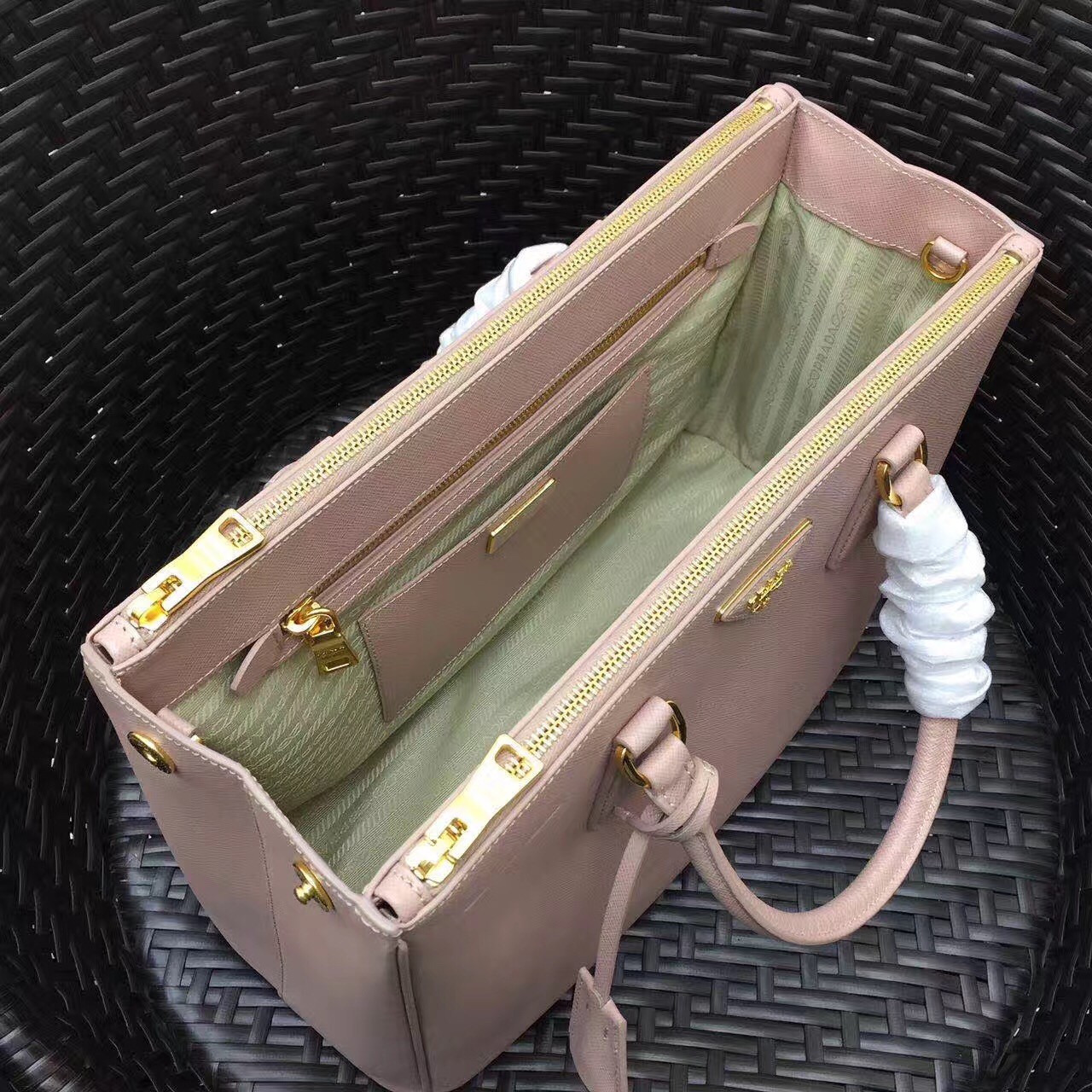 Pra*a medium galleria bag in pink saffiano leather