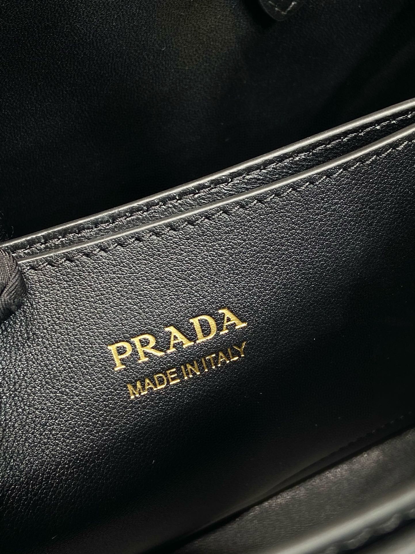 Pra*a small handbag in black leather with belt