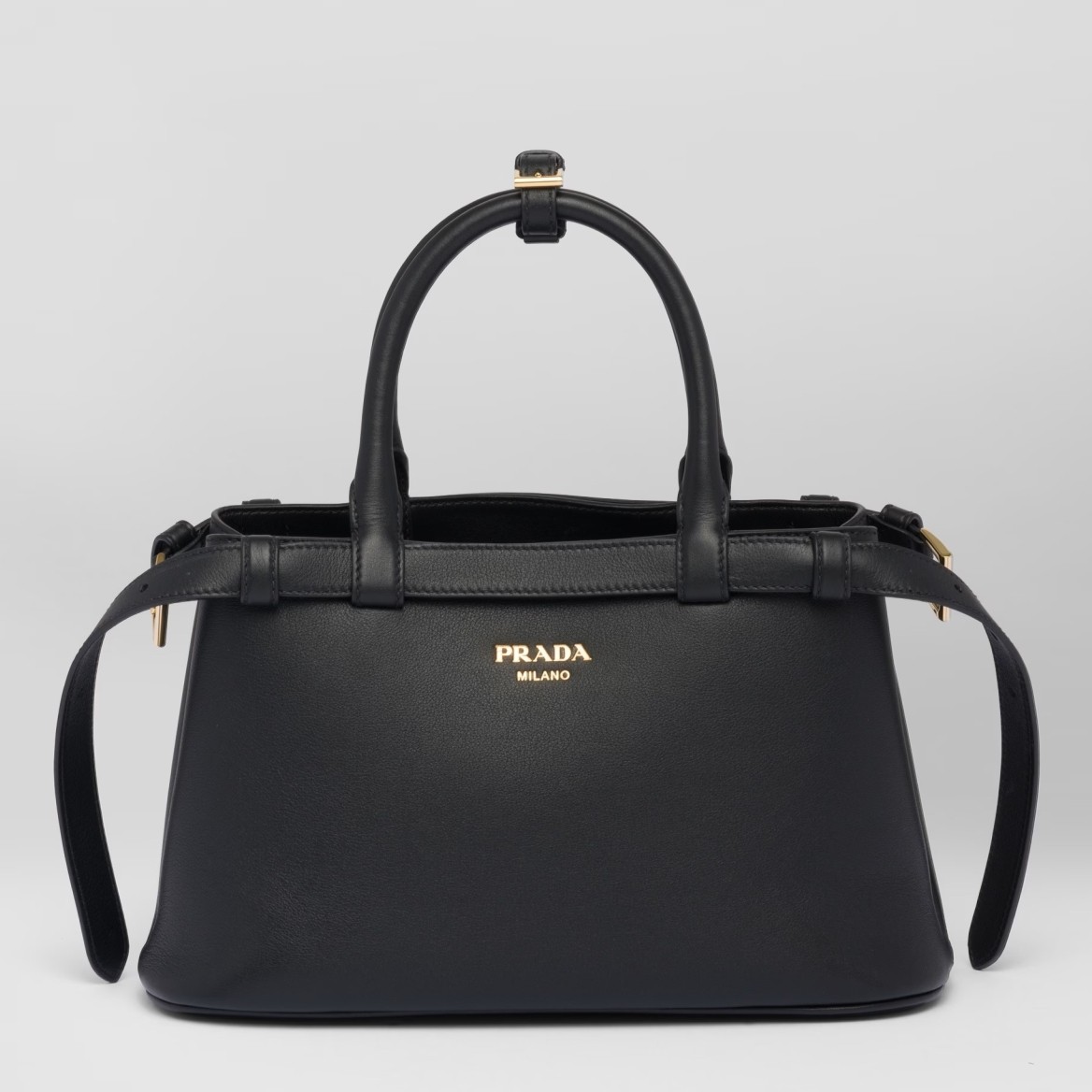 Pra*a small handbag in black leather with belt