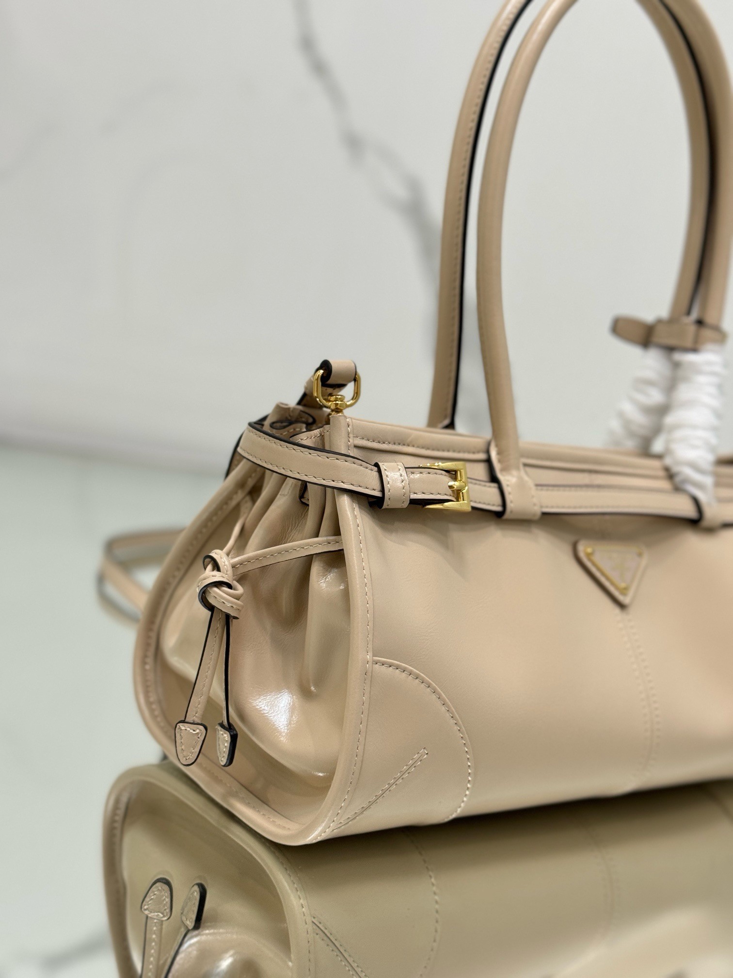 Pra*a medium tote bag in beige soft leather