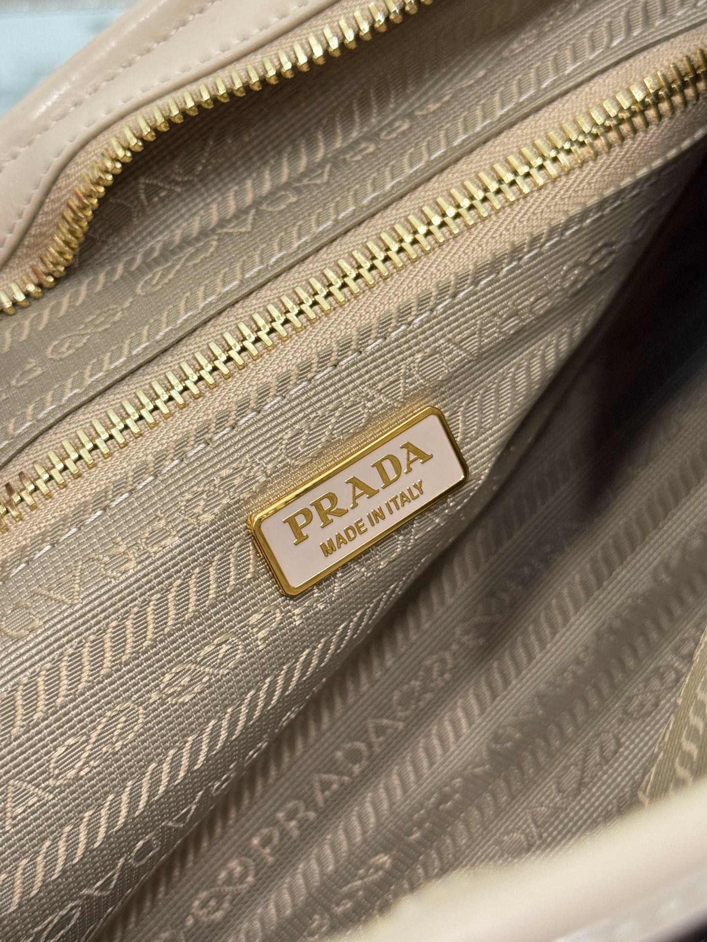 Pra*a medium tote bag in beige soft leather