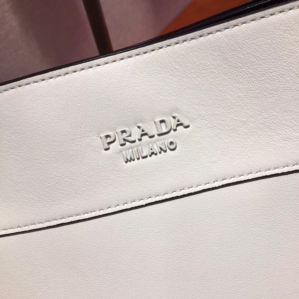 Pra*a margit shoulder bag in white calfskin