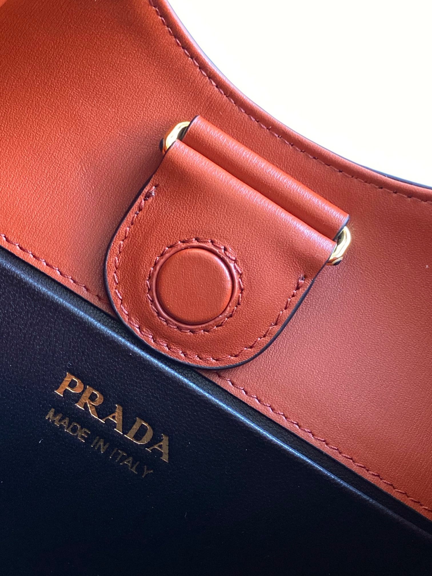 Pra*a shoulder bag in berry leather
