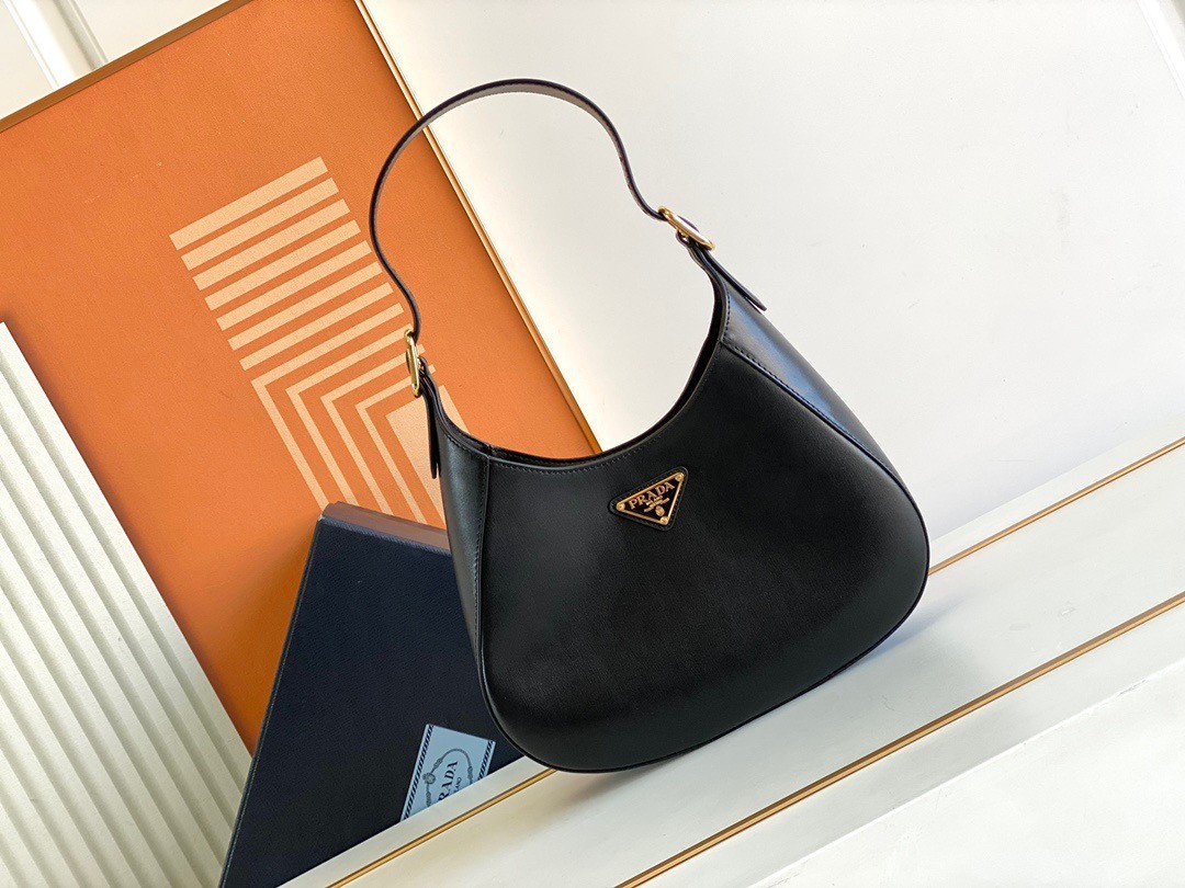 Pra*a shoulder bag in black leather