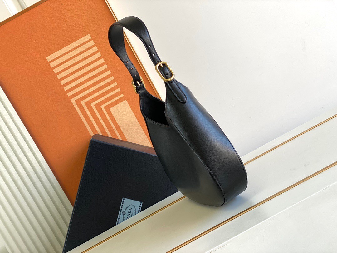 Pra*a shoulder bag in black leather