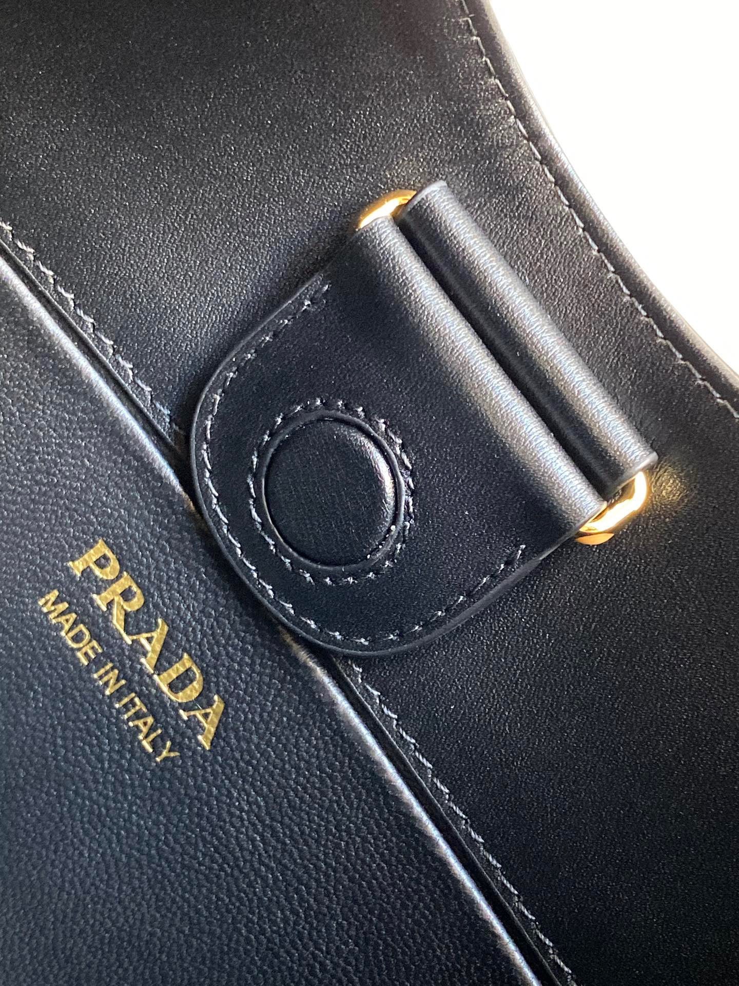 Pra*a shoulder bag in black leather