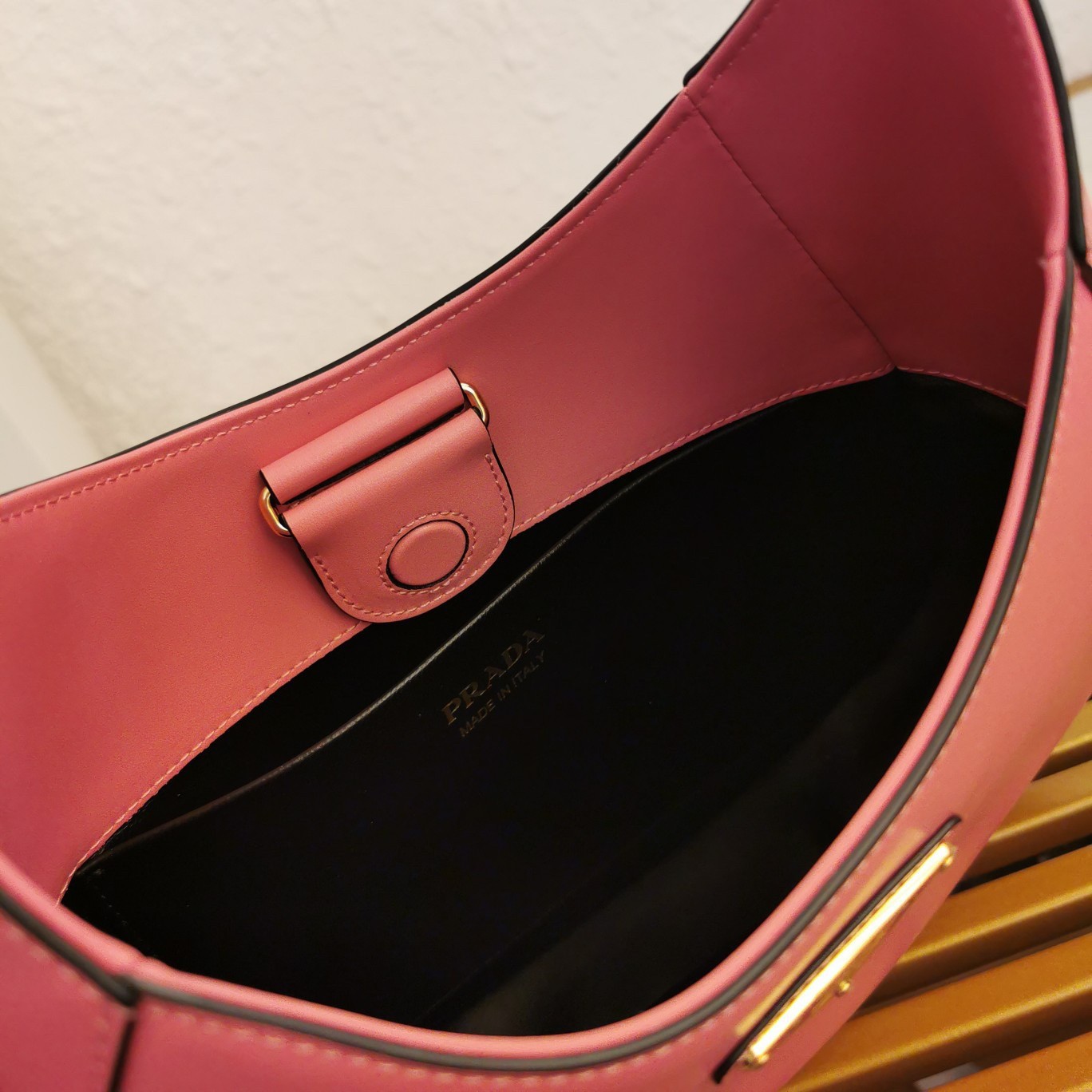 Pra*a shoulder bag in pink leather