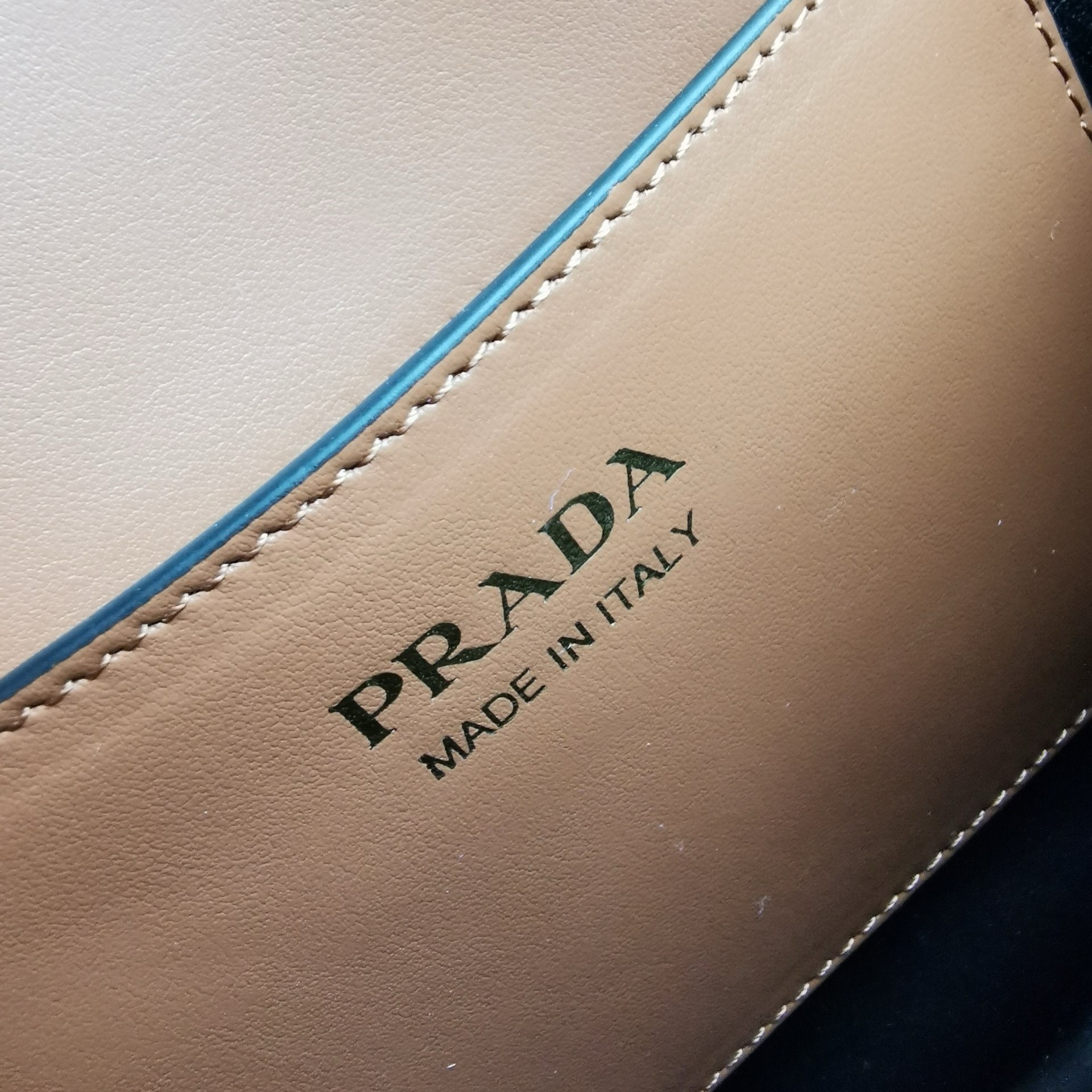 Pra*a arque shoulder bag with flap in brown leather