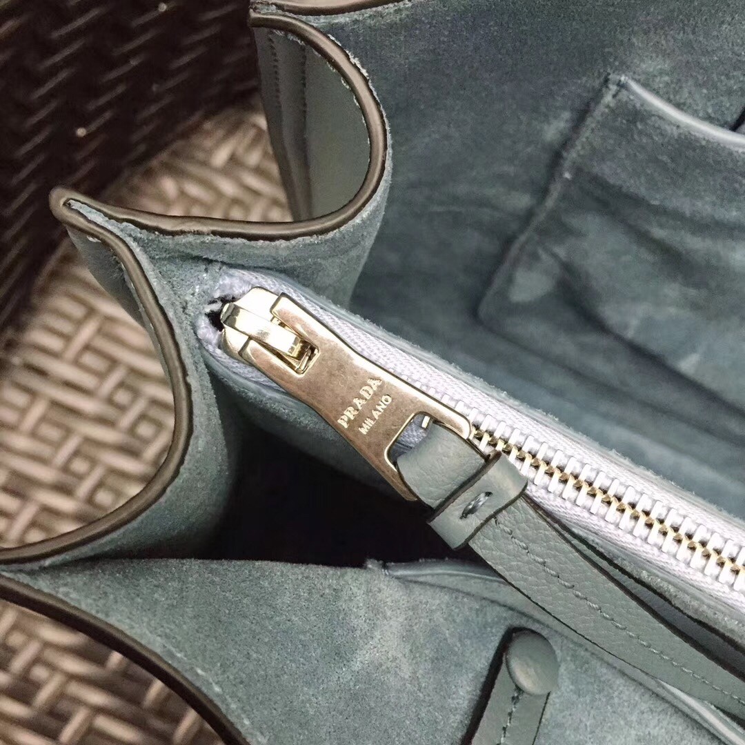 Pra*a etiquette tote bag in blue calf leather