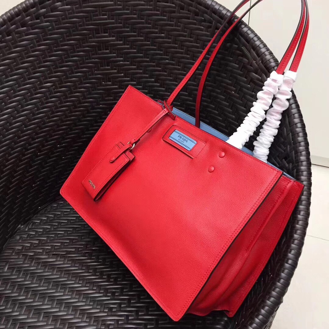 Pra*a etiquette tote bag in red calf leather