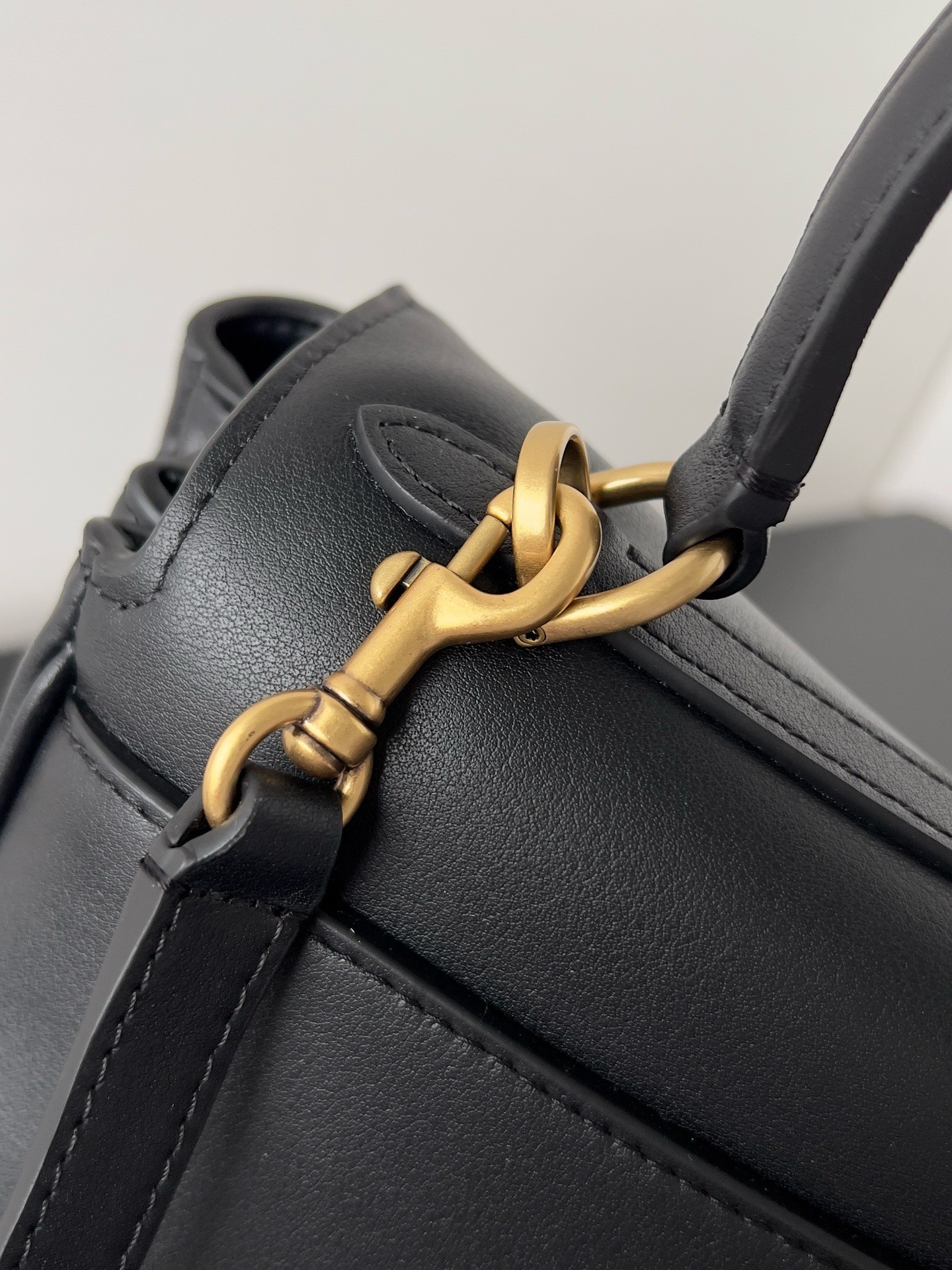 Ba*len*cia*ga rodeo medium bag in black calfskin