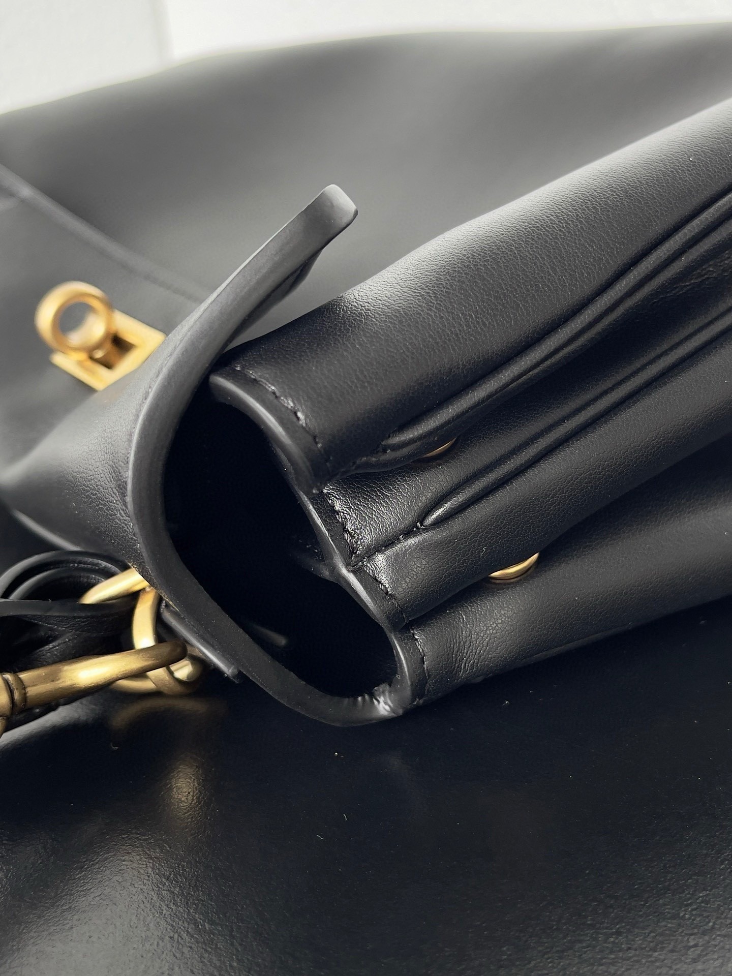 Ba*len*cia*ga rodeo medium bag in black calfskin