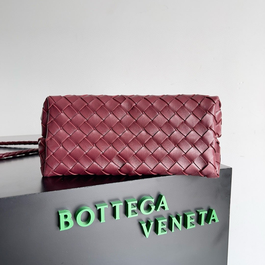 bo*te*ga Ve*ne*ta andiamo small bag in barolo intrecciato lambskin