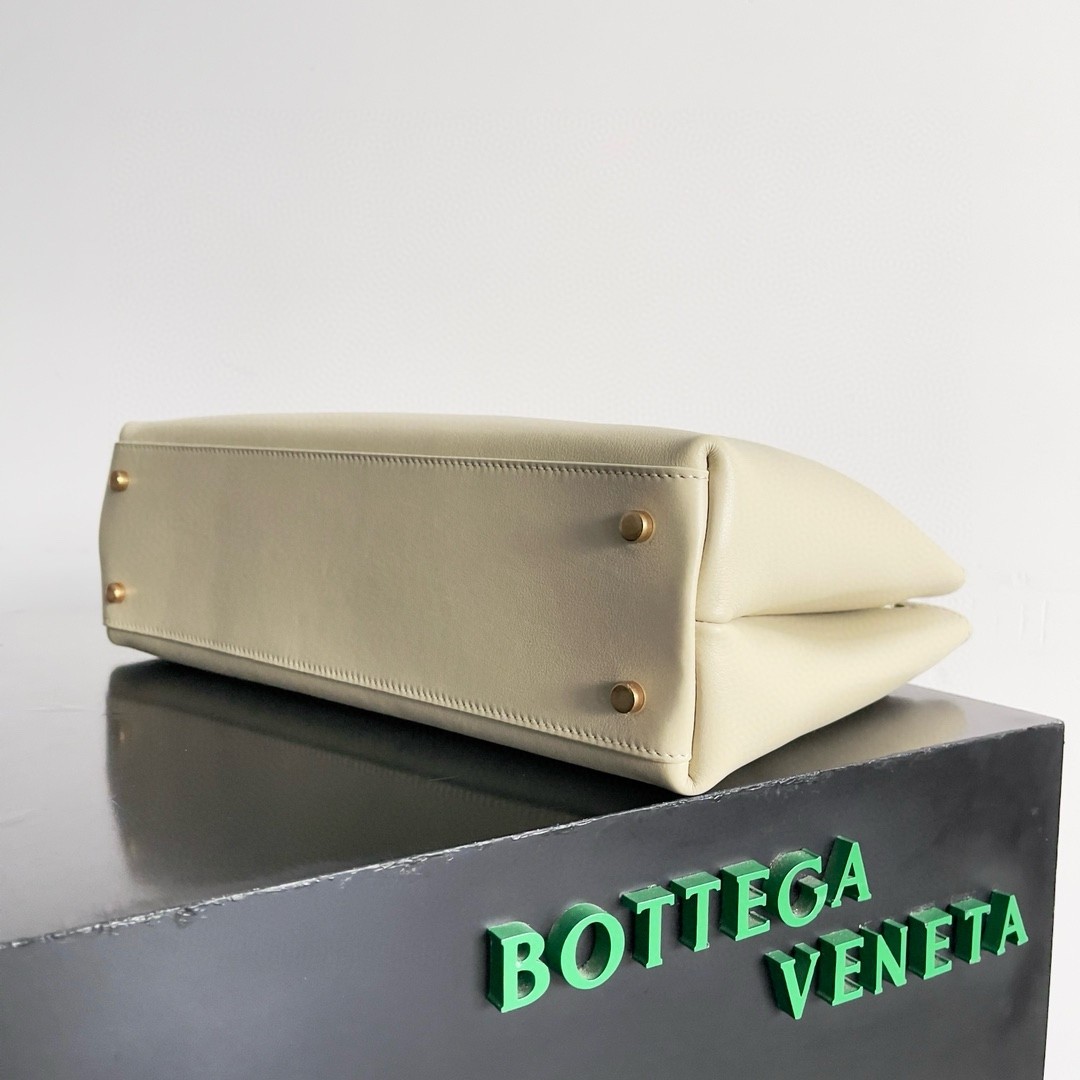 bo*te*ga Ve*ne*ta medium andiamo bag in beige smooth calfskin