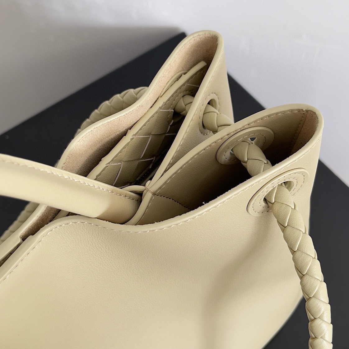 bo*te*ga Ve*ne*ta medium andiamo bag in beige smooth calfskin