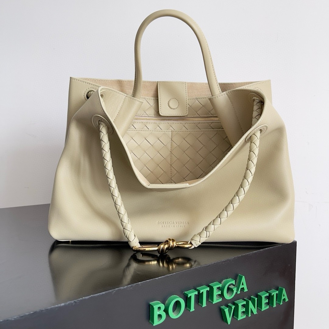 bo*te*ga Ve*ne*ta medium andiamo bag in beige smooth calfskin