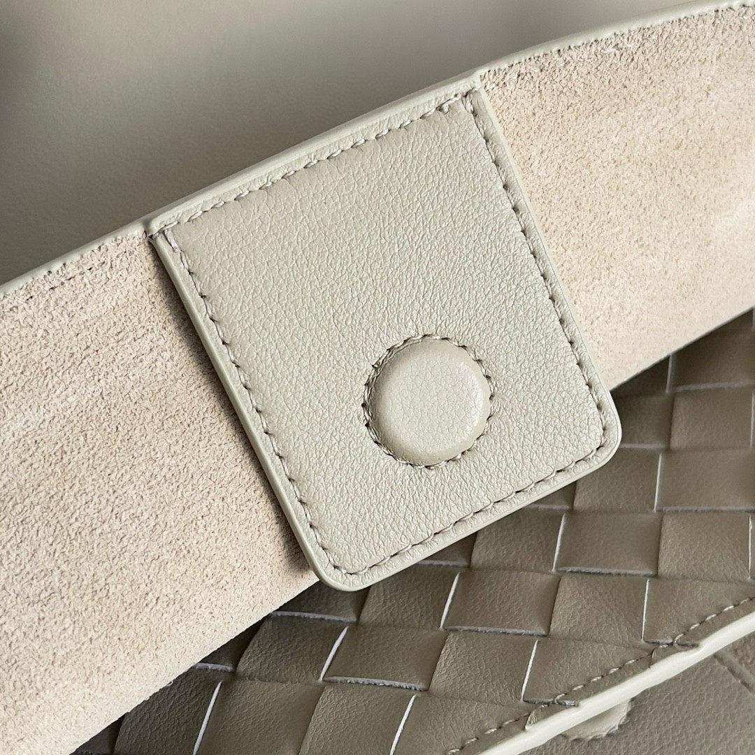 bo*te*ga Ve*ne*ta medium andiamo bag in beige smooth calfskin