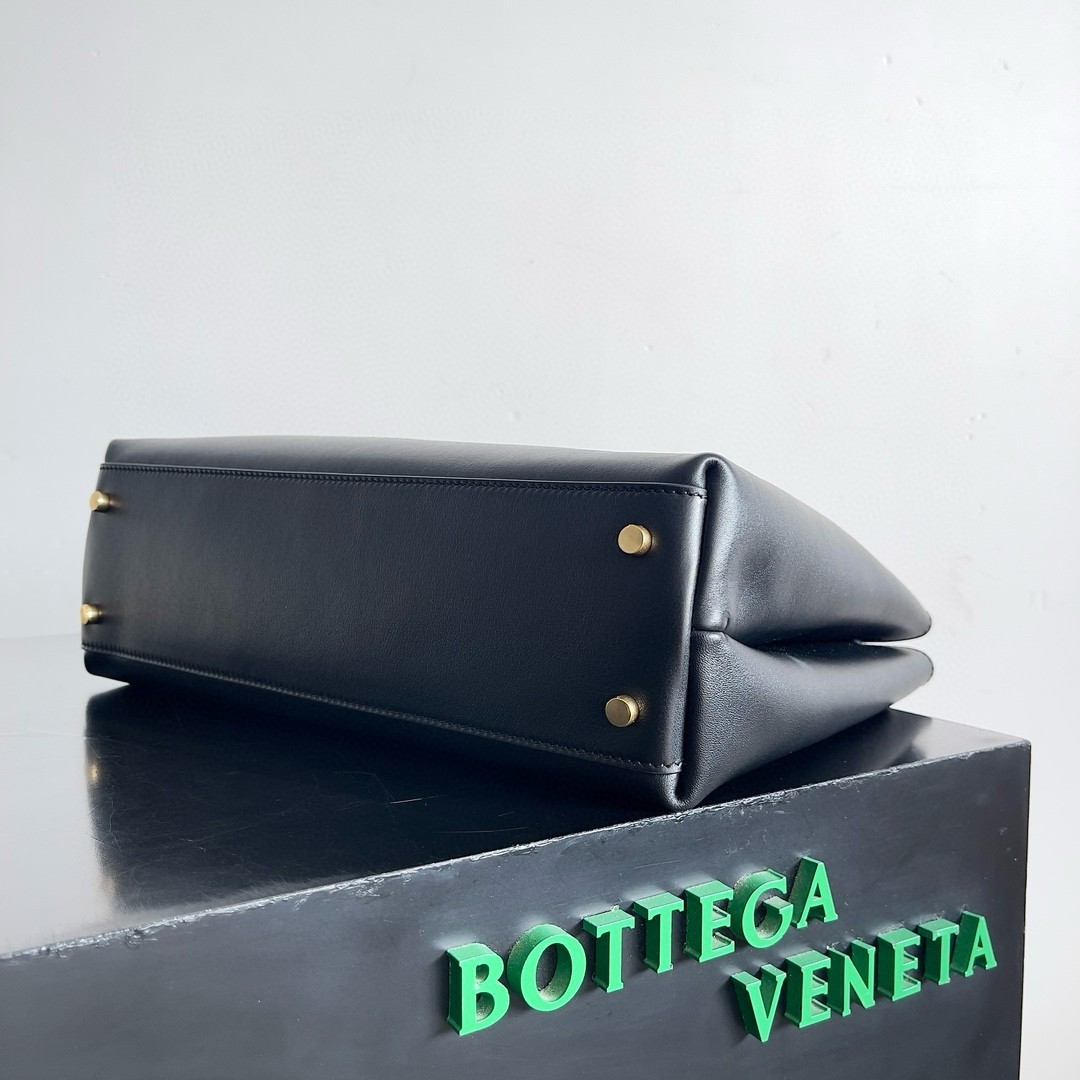 bo*te*ga Ve*ne*ta medium andiamo bag in black smooth calfskin