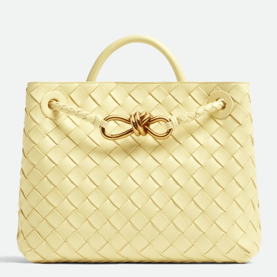 bo*te*ga Ve*ne*ta medium andiamo bag in ice cream intrecciato lambskin
