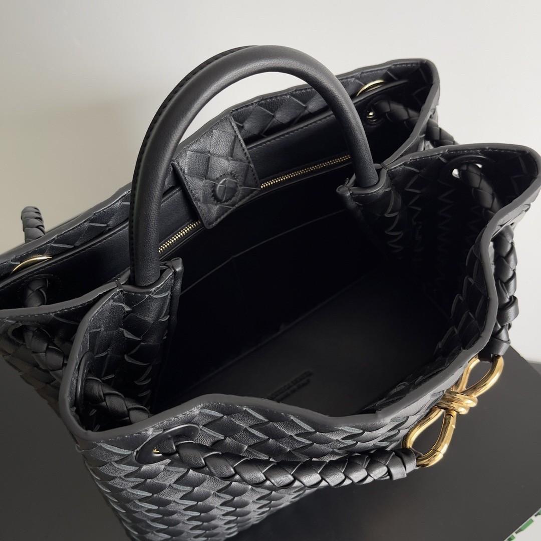 bo*te*ga Ve*ne*ta medium andiamo bag in black intrecciato lambskin