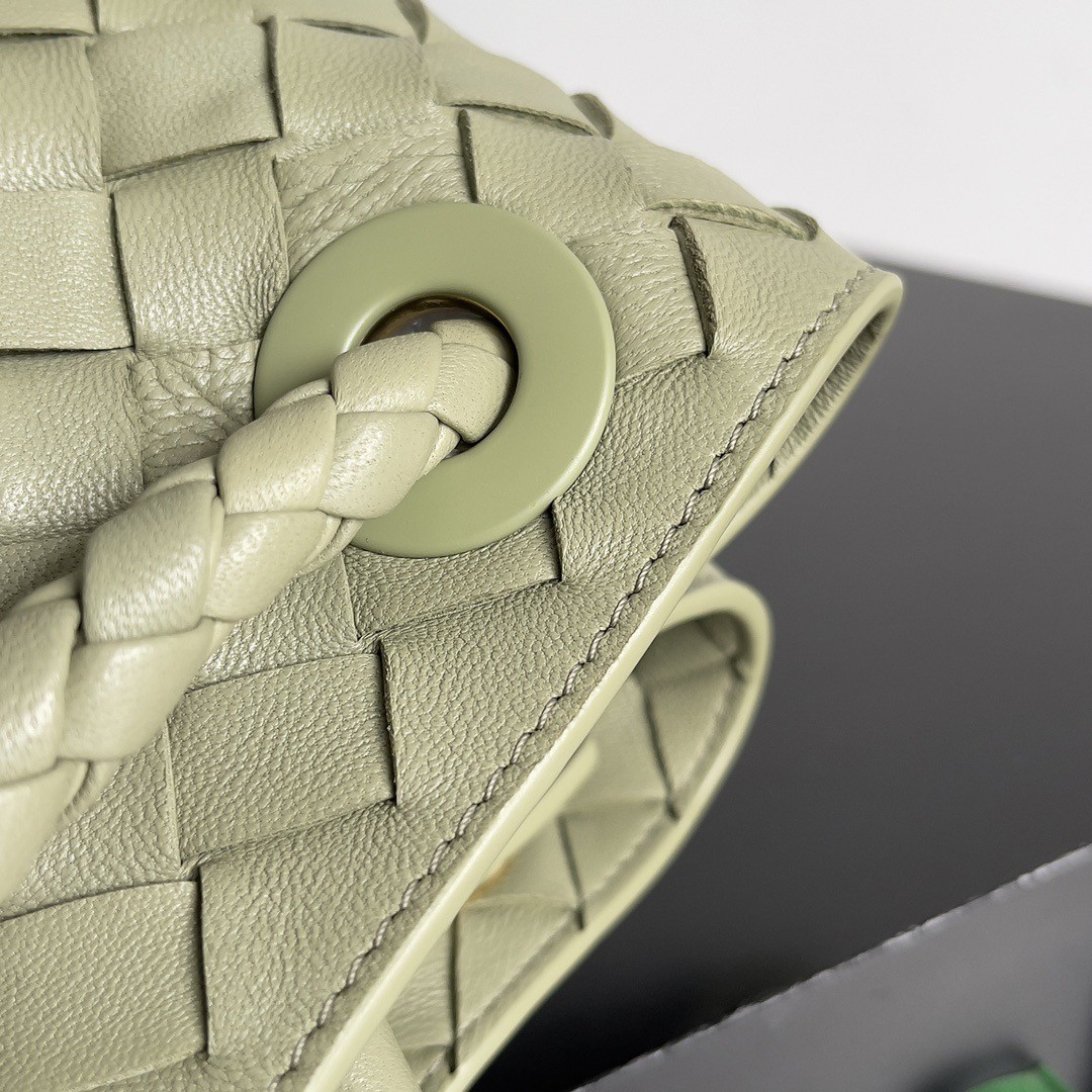 bo*te*ga Ve*ne*ta medium andiamo bag in travertine intrecciato lambskin