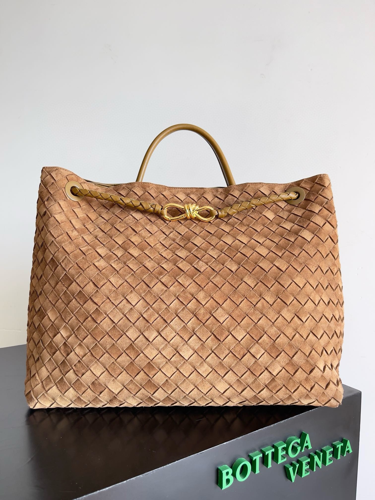 bo*te*ga Ve*ne*ta andiamo large bag in brown suede intrecciato leather
