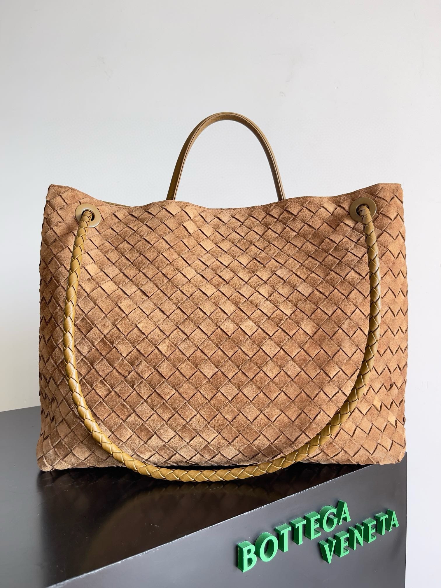 bo*te*ga Ve*ne*ta andiamo large bag in brown suede intrecciato leather
