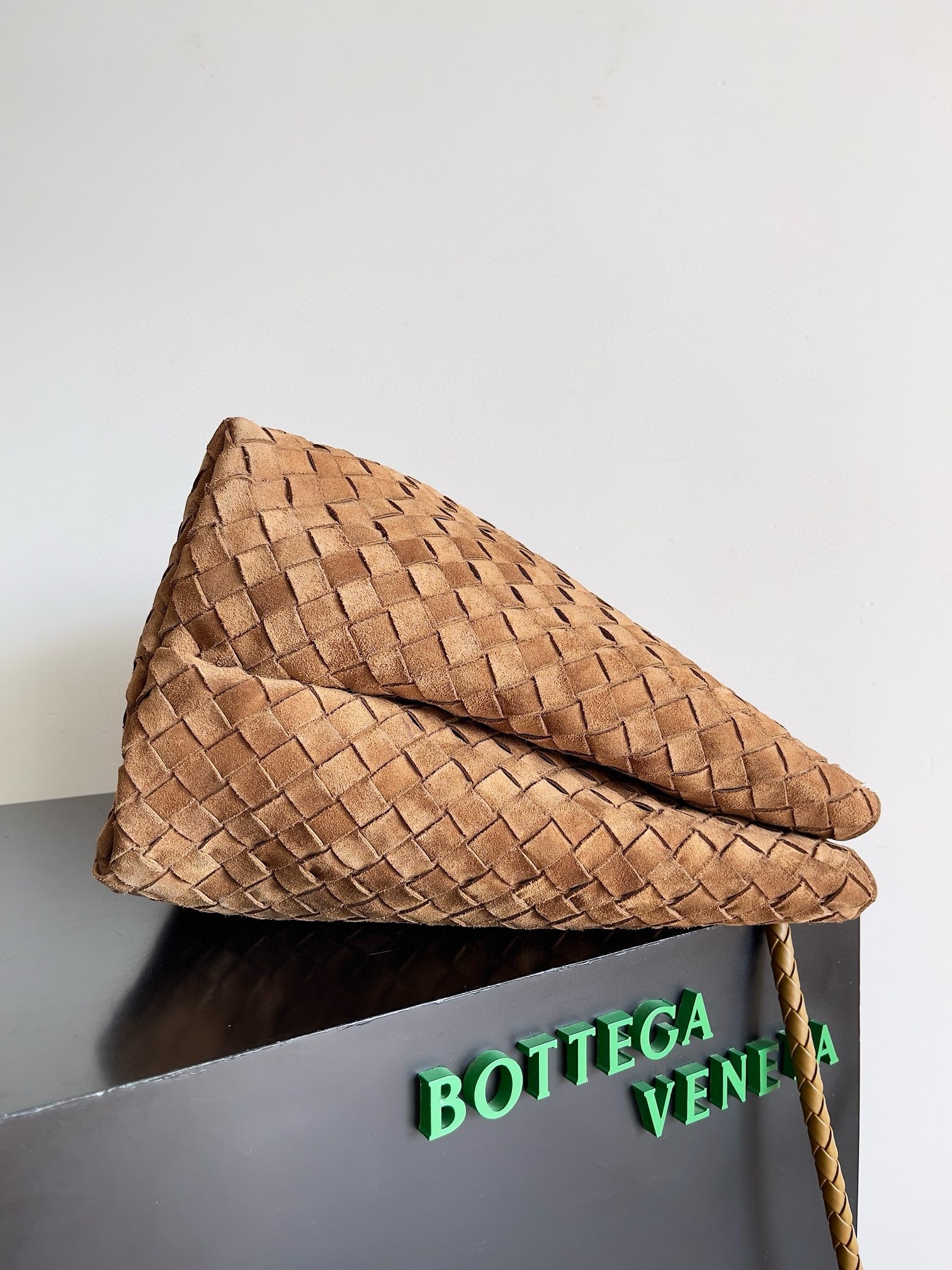 bo*te*ga Ve*ne*ta andiamo large bag in brown suede intrecciato leather