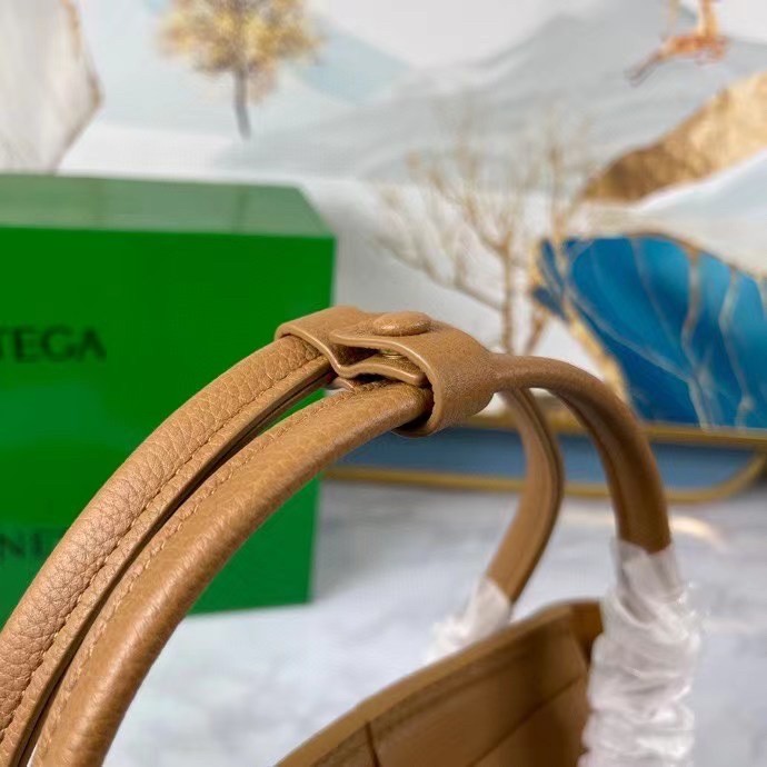 bo*te*ga Ve*ne*ta mini arco bag in caramel intrecciato leather