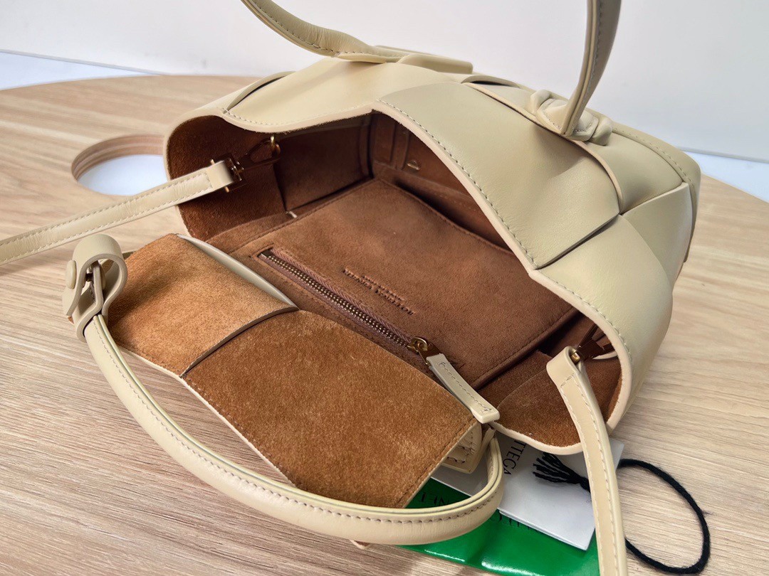 bo*te*ga Ve*ne*ta mini arco bag in beige intrecciato calfskin
