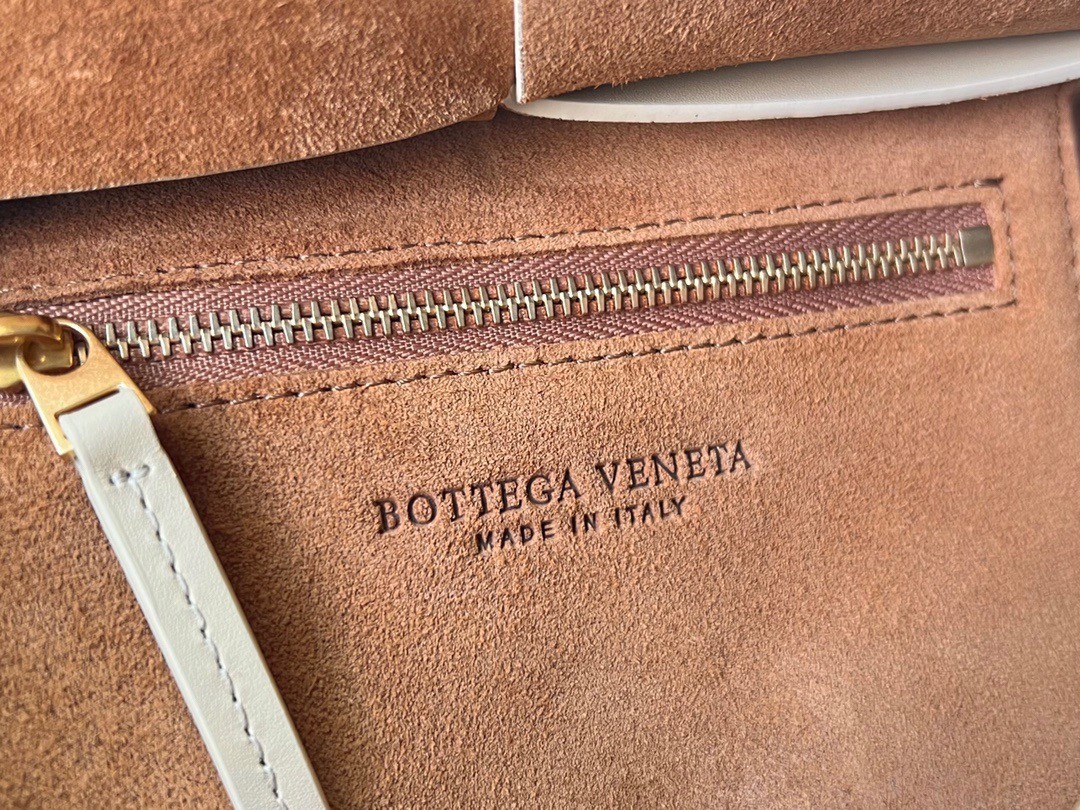 bo*te*ga Ve*ne*ta mini arco bag in beige intrecciato calfskin