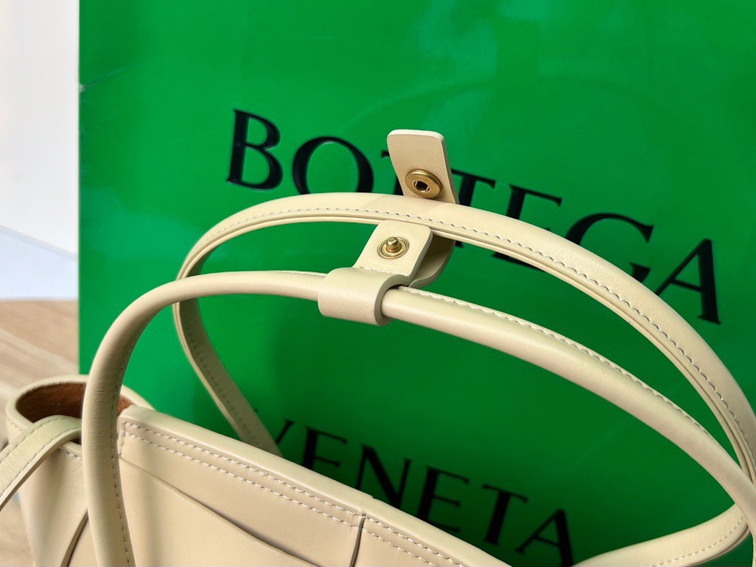 bo*te*ga Ve*ne*ta mini arco bag in beige intrecciato calfskin