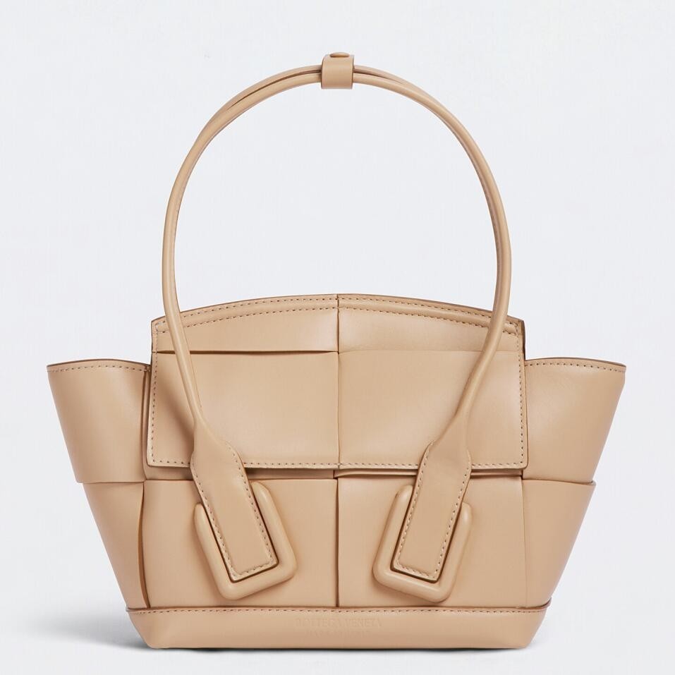 bo*te*ga Ve*ne*ta mini arco bag in beige intrecciato calfskin