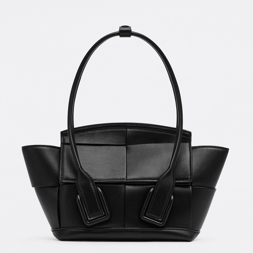 bo*te*ga Ve*ne*ta mini arco bag in black intrecciato calfskin
