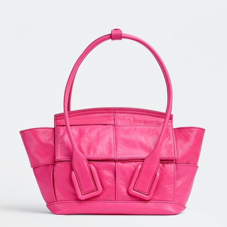 bo*te*ga Ve*ne*ta mini arco bag in pink intrecciato leather