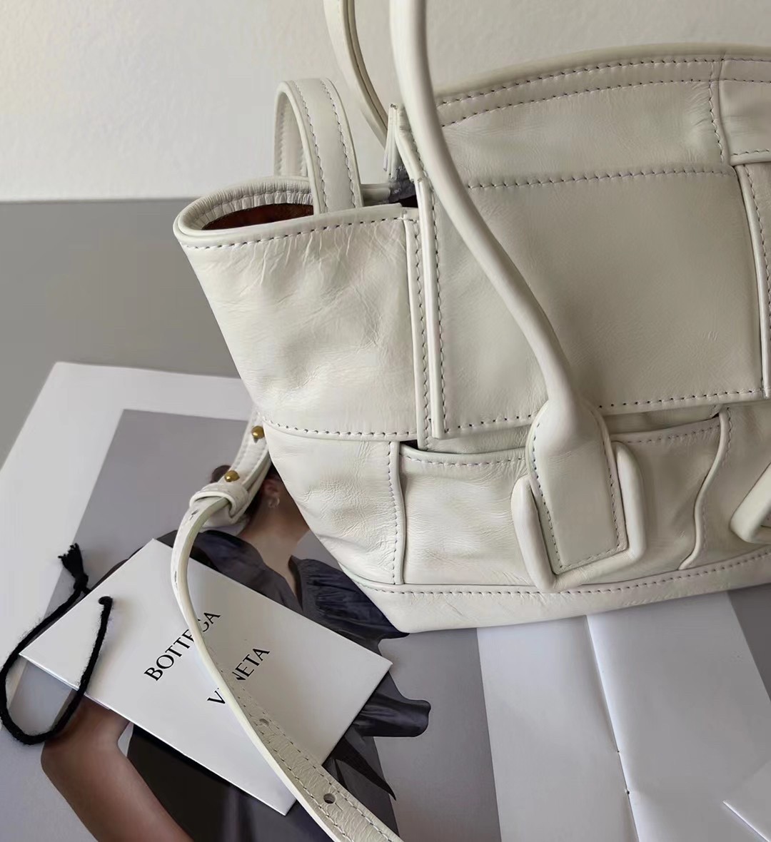 bo*te*ga Ve*ne*ta mini arco bag in white intrecciato leather