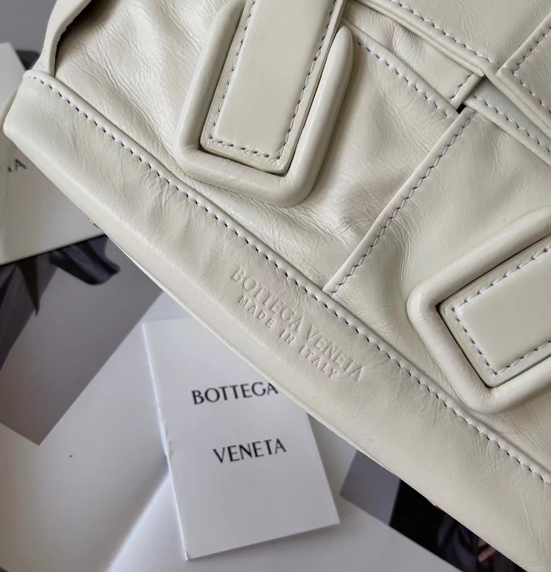 bo*te*ga Ve*ne*ta mini arco bag in white intrecciato leather