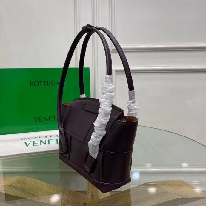 bo*te*ga Ve*ne*ta arco small bag in grape intrecciato calfskin