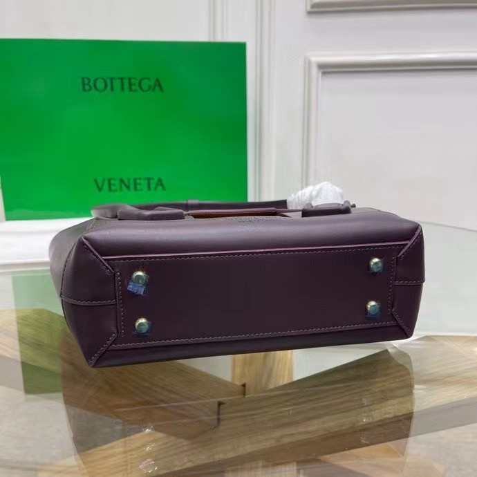 bo*te*ga Ve*ne*ta arco small bag in grape intrecciato calfskin