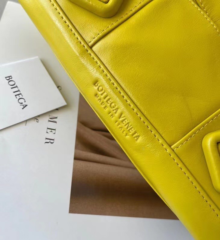 bo*te*ga Ve*ne*ta arco small bag in mirabelle intrecciato leather
