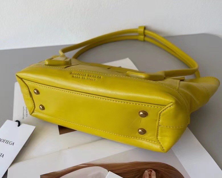 bo*te*ga Ve*ne*ta arco small bag in mirabelle intrecciato leather