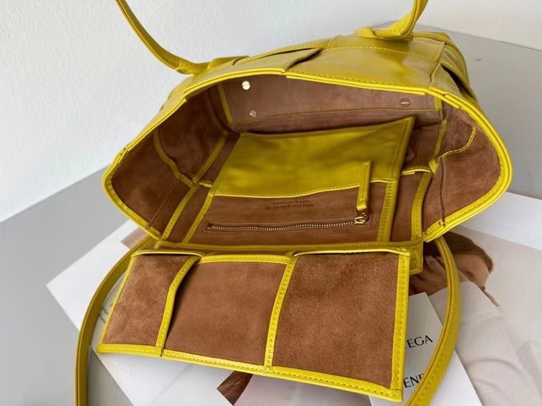 bo*te*ga Ve*ne*ta arco small bag in mirabelle intrecciato leather