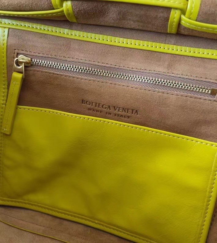 bo*te*ga Ve*ne*ta arco small bag in mirabelle intrecciato leather