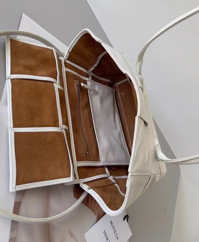 bo*te*ga Ve*ne*ta arco small bag in white intrecciato leather