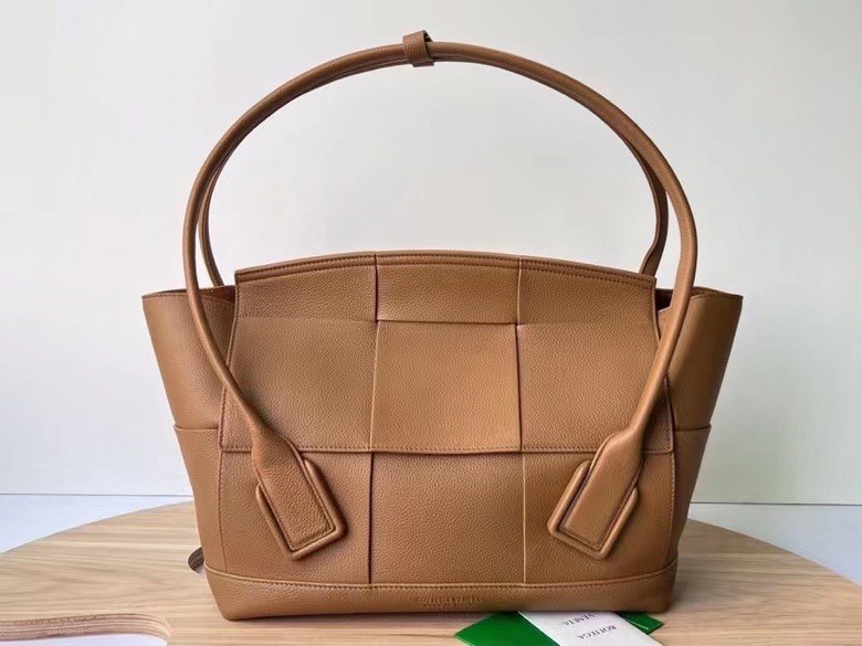 bo*te*ga Ve*ne*ta arco medium bag in caramel grained leather